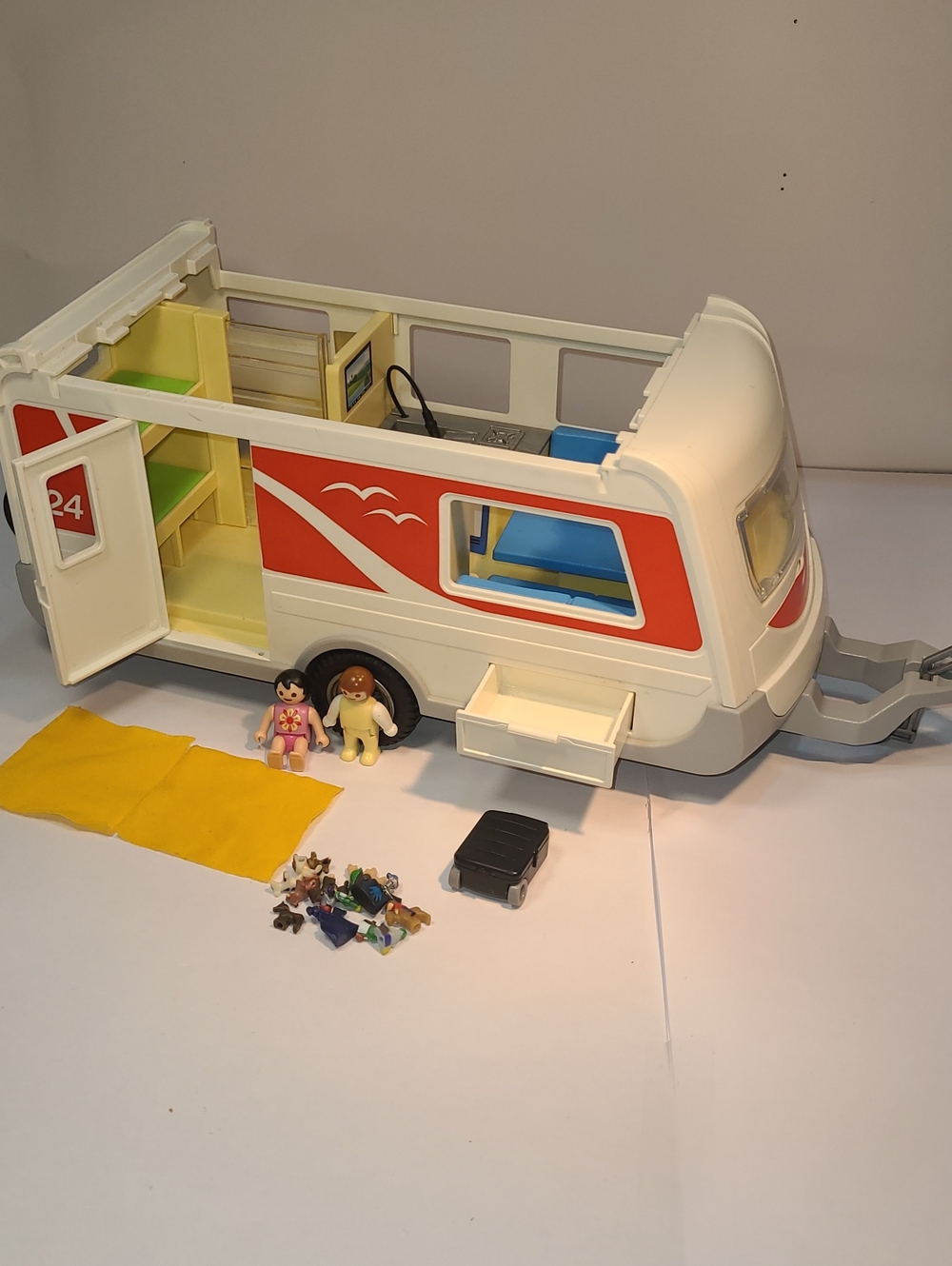 Playmobil 5434 Family Camper Caravan With Main Figure And Faucet/shower